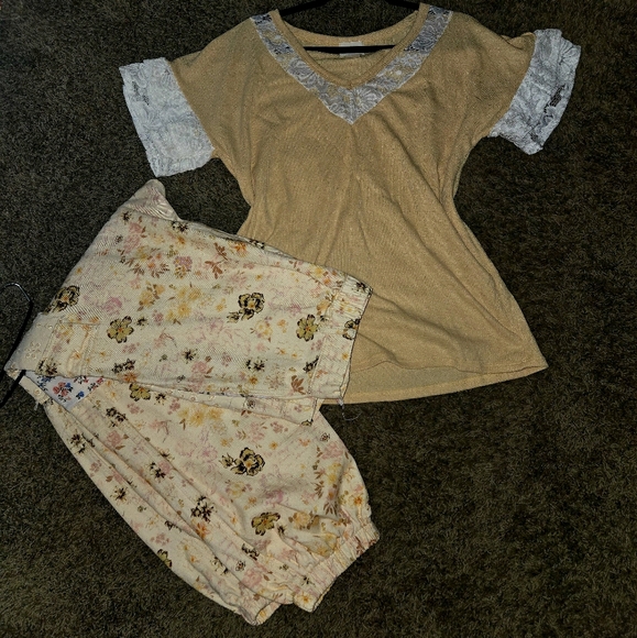 🌟 “The Chloe" Natural Floral Print Cargo Pants - Picture 5 of 5